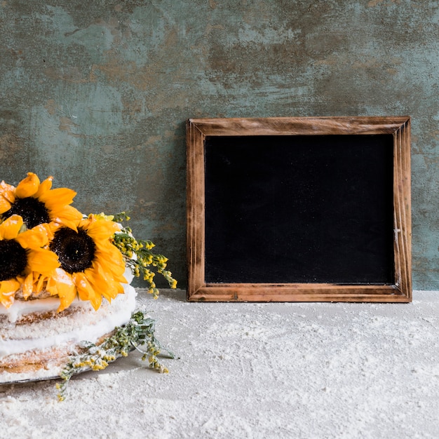 Photo gratuite gâteau d'anniversaire décoré de fleurs