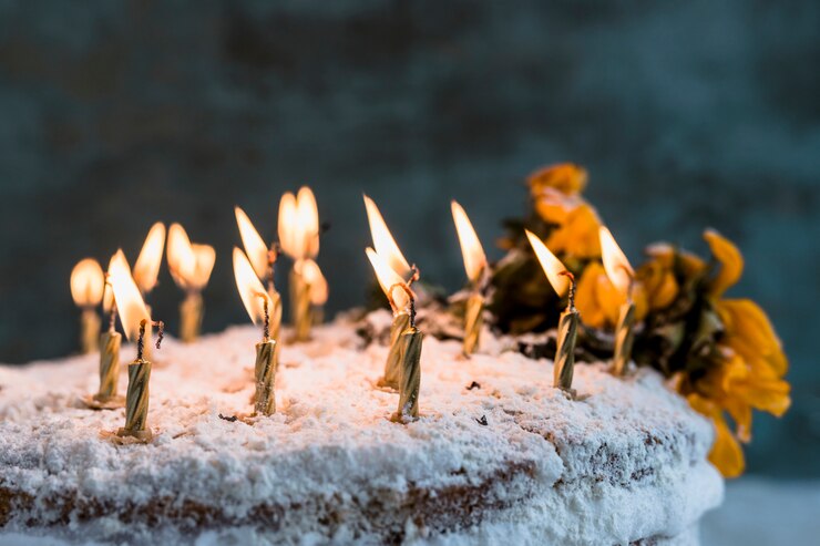 Photo gratuit gâteau d&#39;anniversaire décoré de fleurs