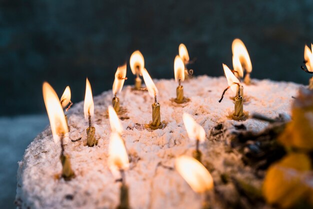 Gâteau d&#39;anniversaire décoré de fleurs