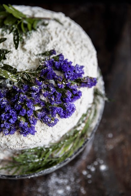 Gâteau d&#39;anniversaire décoré de fleurs