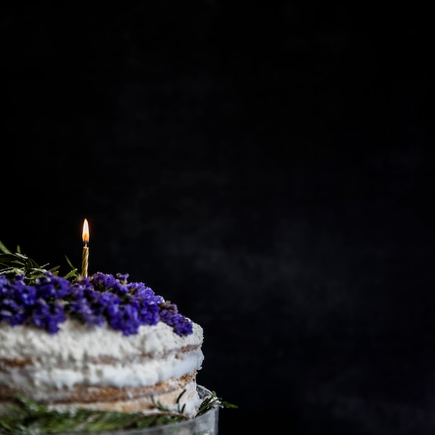 Gâteau d&#39;anniversaire décoré de fleurs