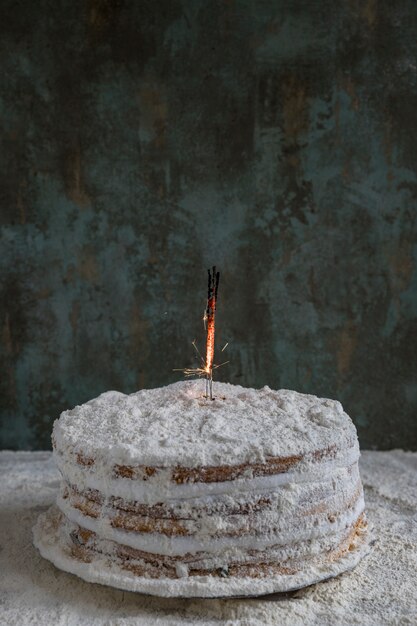 Gâteau d&#39;anniversaire décoré avec sparkler
