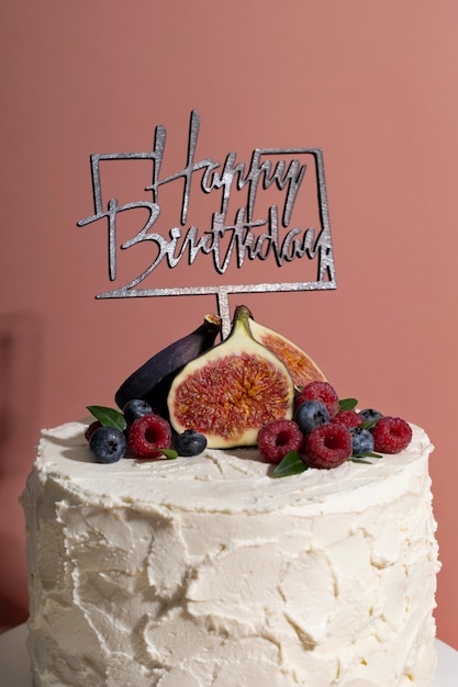 Photo gratuite gâteau d'anniversaire avec de délicieux fruits