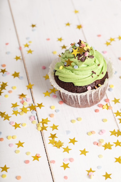 Gâteau d'anniversaire avec des étoiles