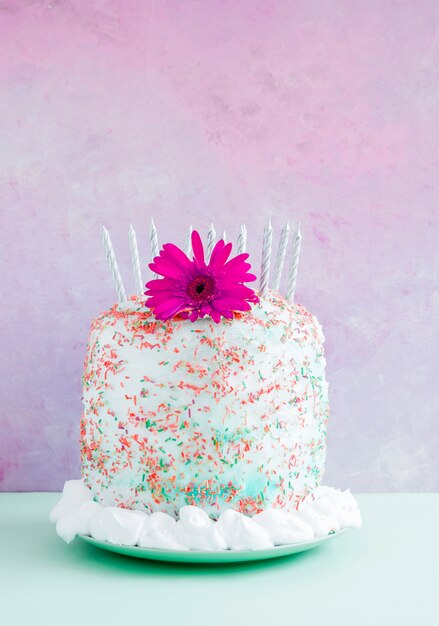 Gâteau d&#39;anniversaire en face de l&#39;aquarelle