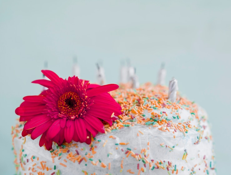Photo gratuit gâteau d&#39;anniversaire en face de l&#39;aquarelle