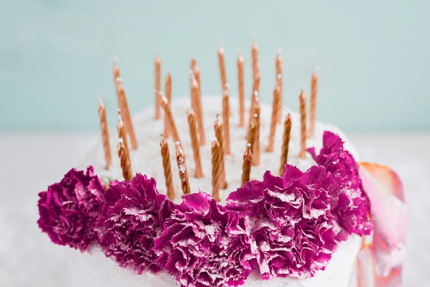 Gâteau d&#39;anniversaire en face de l&#39;aquarelle