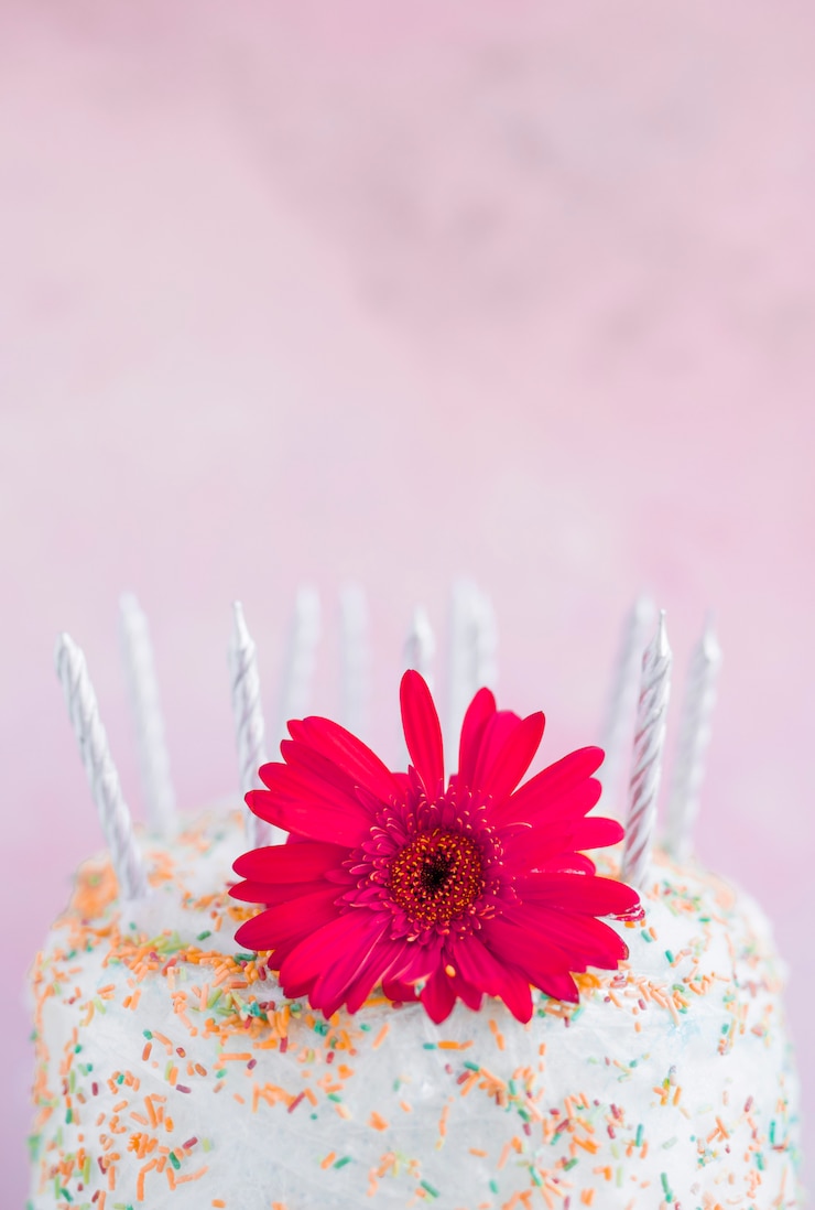 Photo gratuit gâteau d&#39;anniversaire en face de l&#39;aquarelle
