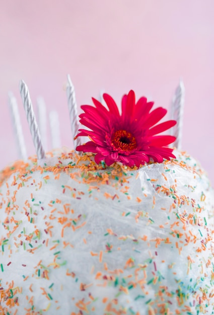 Photo gratuite gâteau d'anniversaire en face de l'aquarelle