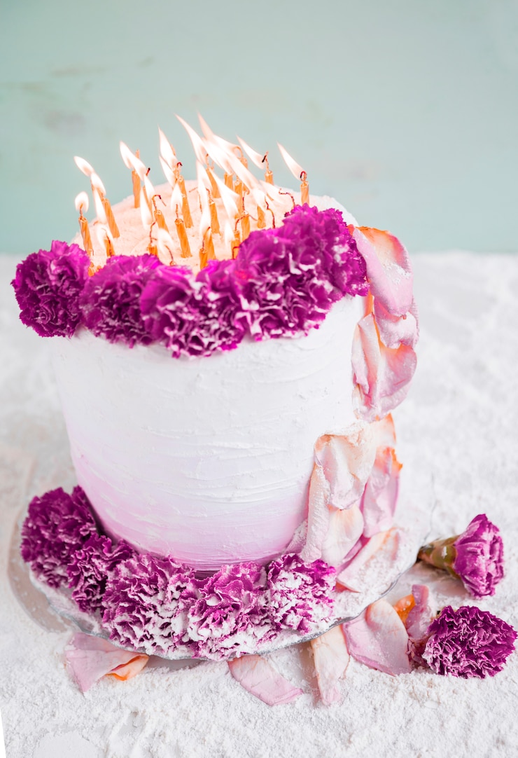Photo gratuit gâteau d&#39;anniversaire en face de l&#39;aquarelle