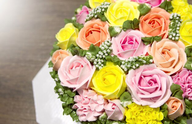 Gâteau d&#39;anniversaire avec des fleurs