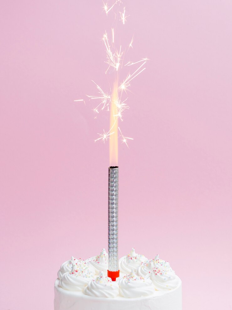 Photo gratuit gâteau d'anniversaire sur fond rose