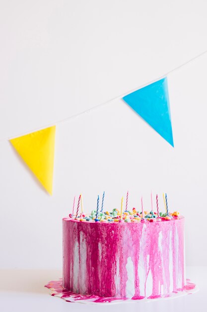 Photo gratuite gâteau d'anniversaire et guirlande de drapeau