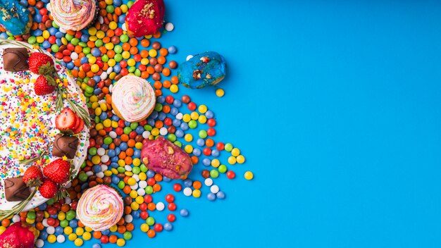 Gâteau d&#39;anniversaire avec pâtisseries