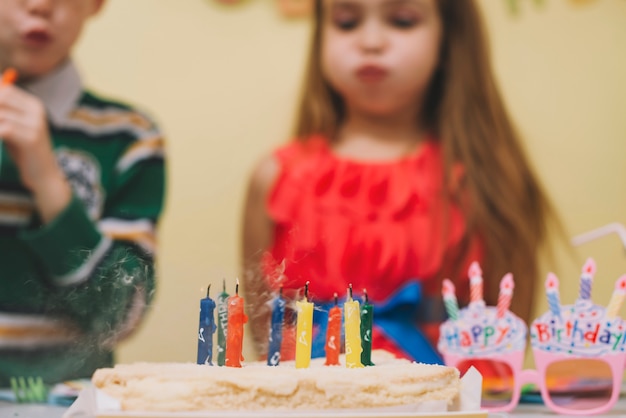 Photo gratuite gâteau d'anniversaire près des enfants