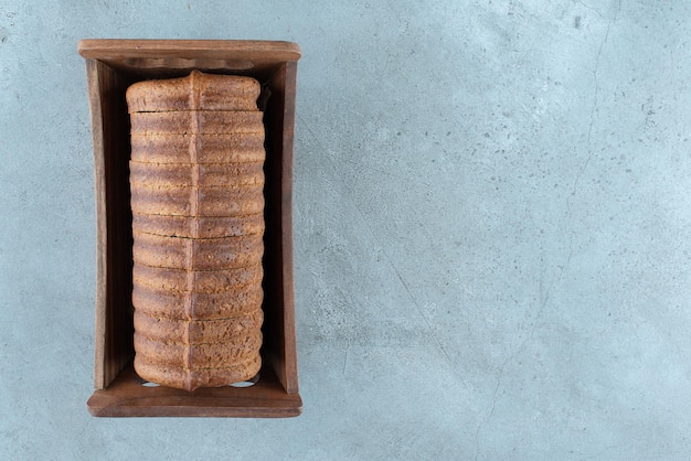 Gâteau au cacao fait maison dans une boîte en bois.