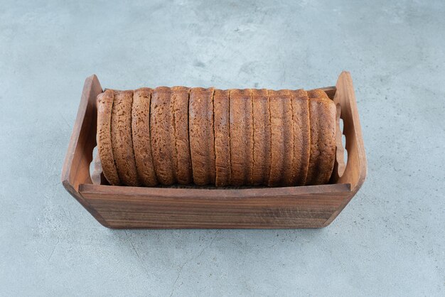 Gâteau au cacao fait maison dans une boîte en bois.