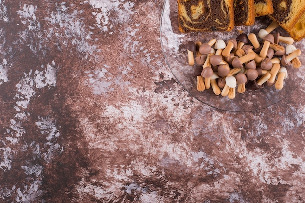 Photo gratuite gâteau au cacao avec des gaufres et des biscuits dans un plateau en verre