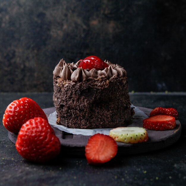 gâteau au chocolat aux fraises en plaque ronde