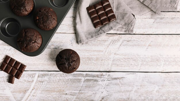 Gâteau au chocolat avec barre sur une table en bois blanc