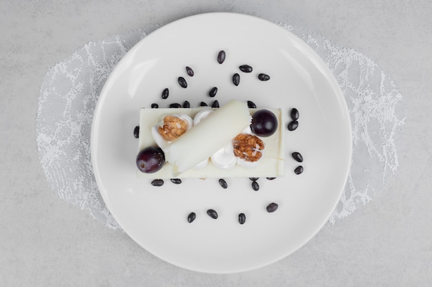 Gâteau au chocolat blanc sur plaque blanche.