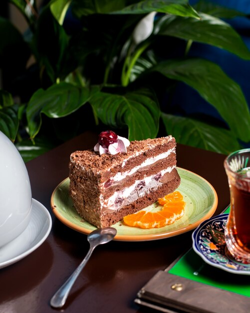 Gâteau au chocolat avec cerise sur le dessus servi avec du thé