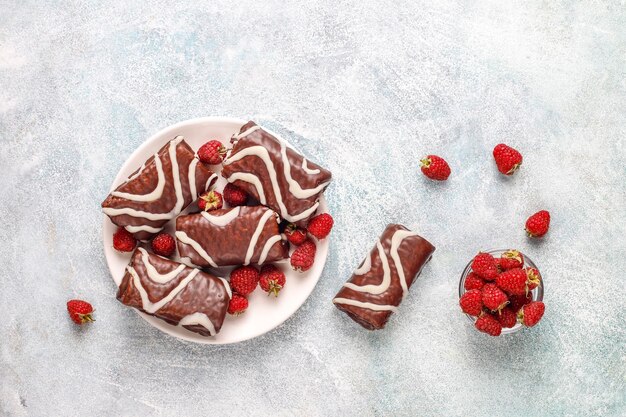 Gâteau au chocolat avec confiture de framboises et crème au beurre.