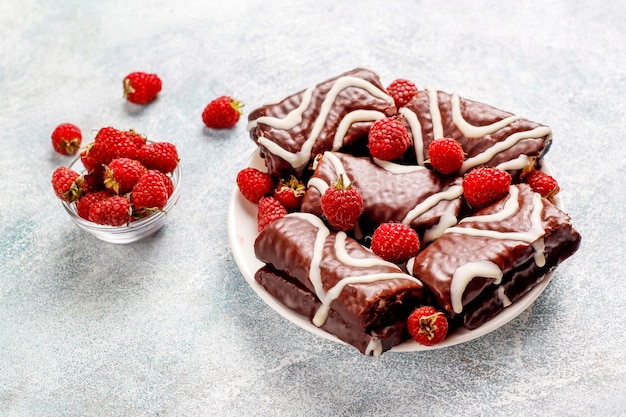 Gâteau au chocolat avec confiture de framboises et crème au beurre.