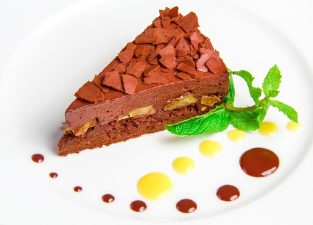 Gâteau au chocolat avec crème au chocolat isolé sur blanc