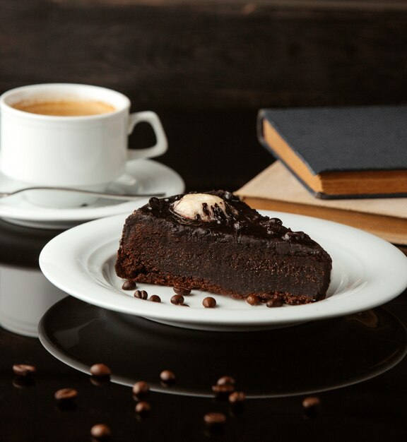 Gâteau au chocolat avec crème glacée