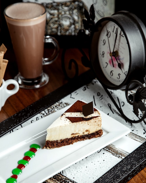 Photo gratuite gâteau au chocolat avec du chocolat chaud sur la table