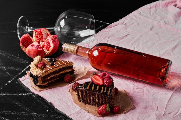 Gâteau au chocolat avec du vin sur fond noir