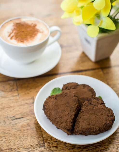 Gâteau au chocolat en forme de coeur et de café