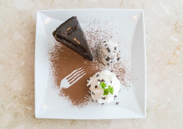 Gâteau au chocolat avec de la glace et de la crème fouettée