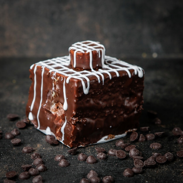 Photo gratuite gâteau au chocolat avec des gouttes de chocolat