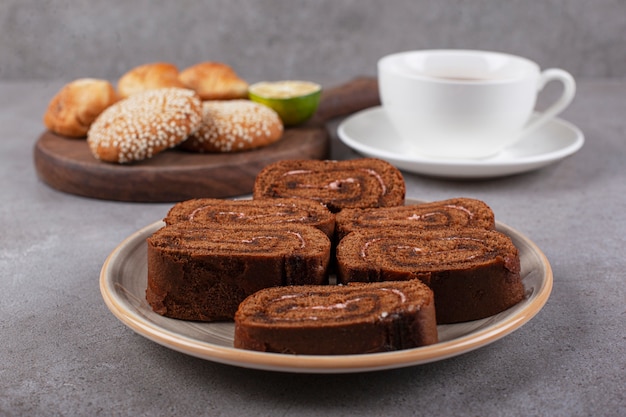 Gâteau au chocolat sur plaque en céramique avec du thé noir