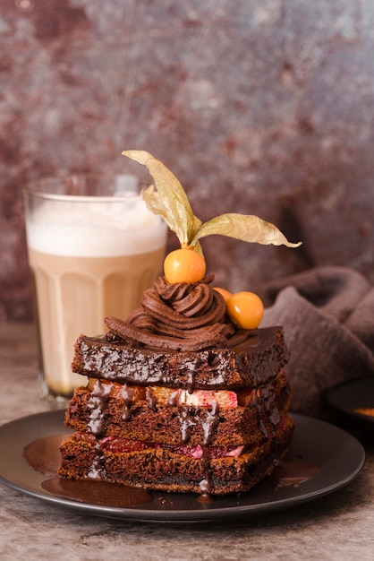 Gâteau au chocolat sur une plaque avec du lait au chocolat