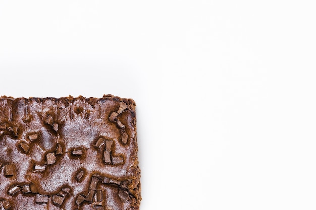 Gâteau au chocolat plat posé au four