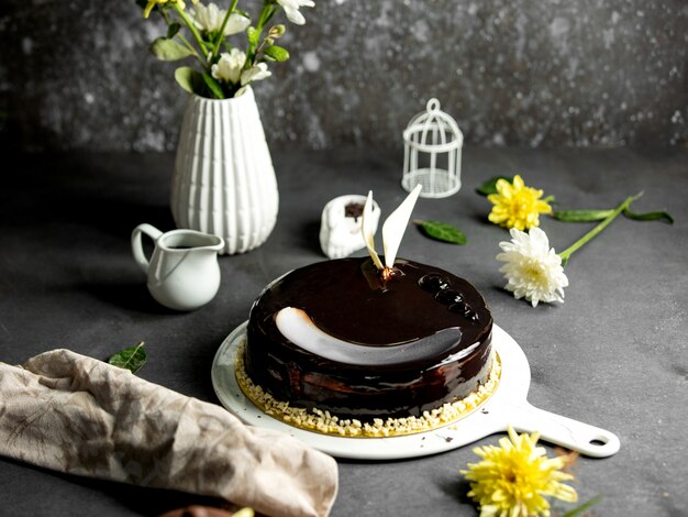 Gâteau au chocolat rond décoré de chocolat blanc