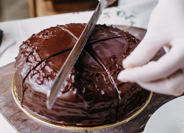 gâteau au chocolat se coupant délicieux délicieux rond conception entière avec des noix de kumquats