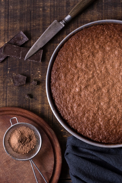 Photo gratuite gâteau au chocolat vue de dessus prêt à être servi