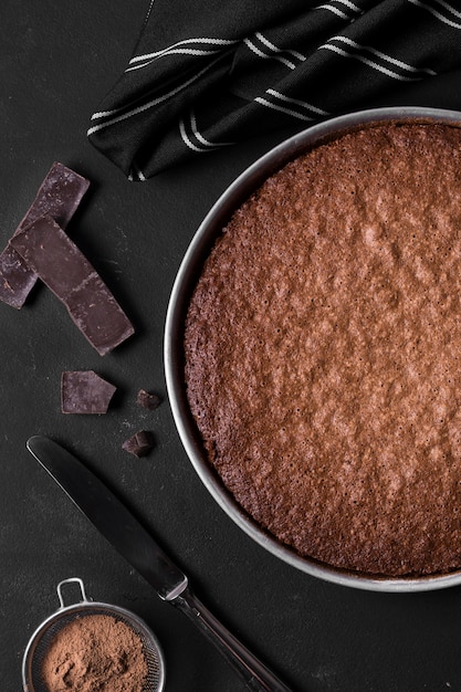 Photo gratuite gâteau au chocolat vue de dessus prêt à être servi