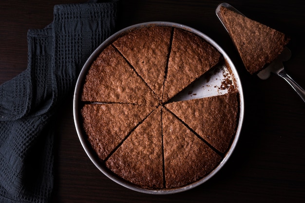 Gâteau au chocolat vue de dessus prêt à être servi