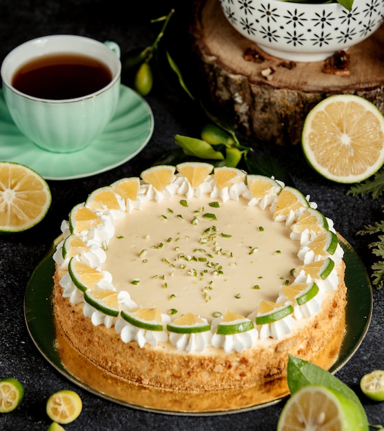 Gâteau au citron vert décoré de tranches de citron vert