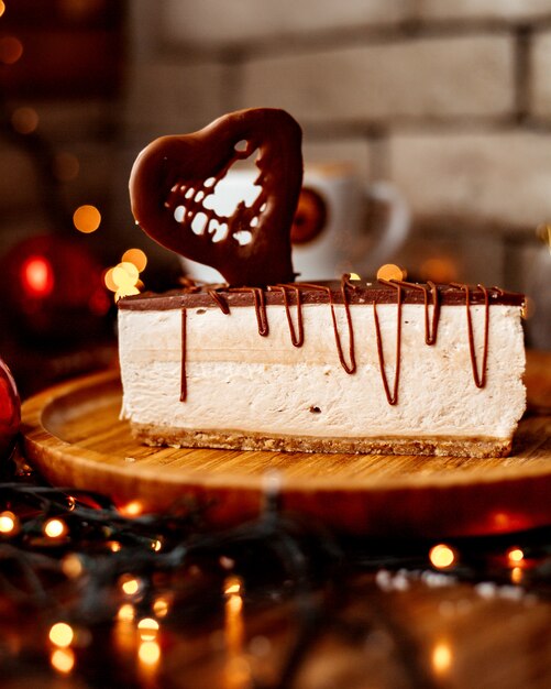 Gâteau au fromage au chocolat sur la table