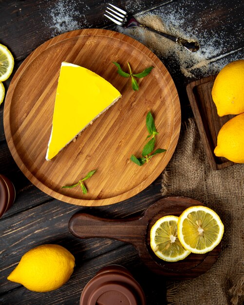 Gâteau au fromage au citron sur la table
