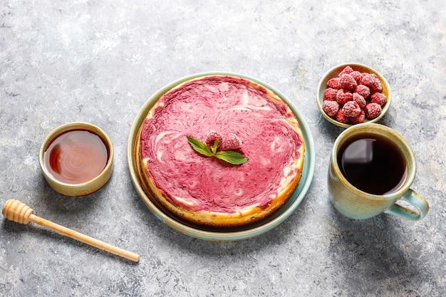 Gâteau au fromage aux framboises maison avec du miel.