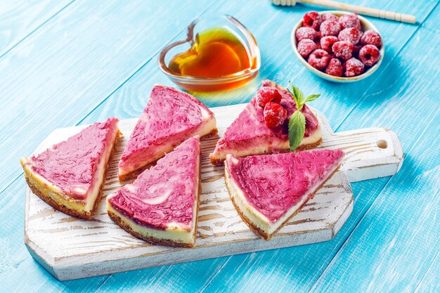 Gâteau au fromage aux framboises maison avec du miel.