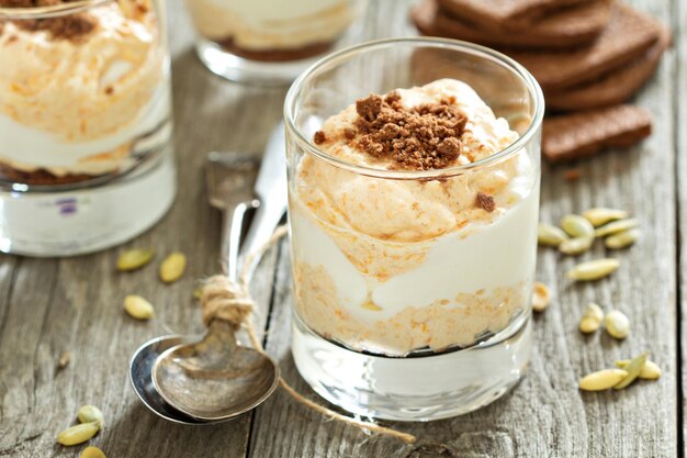 Gâteau au fromage à la citrouille dans un verre