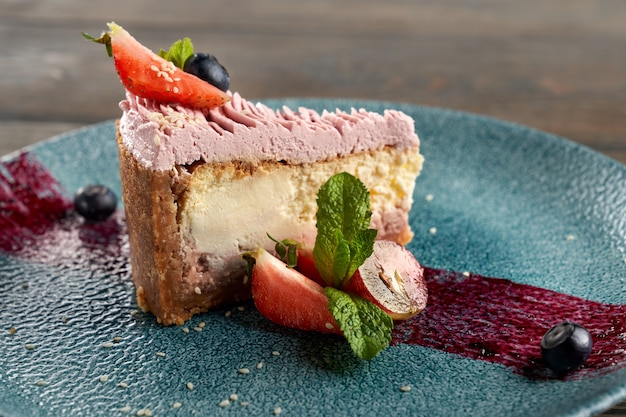 Gâteau au fromage classique avec des baies sur une assiette décorée